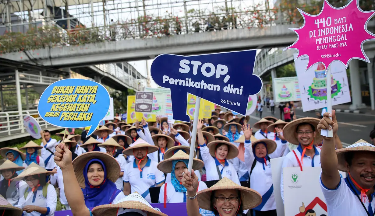 Para peserta jalan sehat di Monas membawa berbagai macam atribut yang mengajak untuk berperilaku hidup sehat, Jakarta, Minggu (6/12/2015). Acara tersebut dihadiri sebanyak 2000 peserta. (Liputan6.com/Faizal Fanani)
