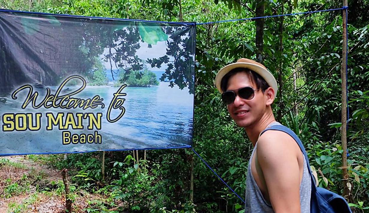 Menjadi salah satu seleb yang memiliki hobi travelling, Rangga Azof beberapa kali kerap membagikan momen seru liburannya dalam media sosial Instagram. Baru-baru ini ia pun tengah menikmati momen liburan ke Bali dan abadikan potretnya saat berada di Uluwatu. (Liputan6.com/IG/@azofrangga)