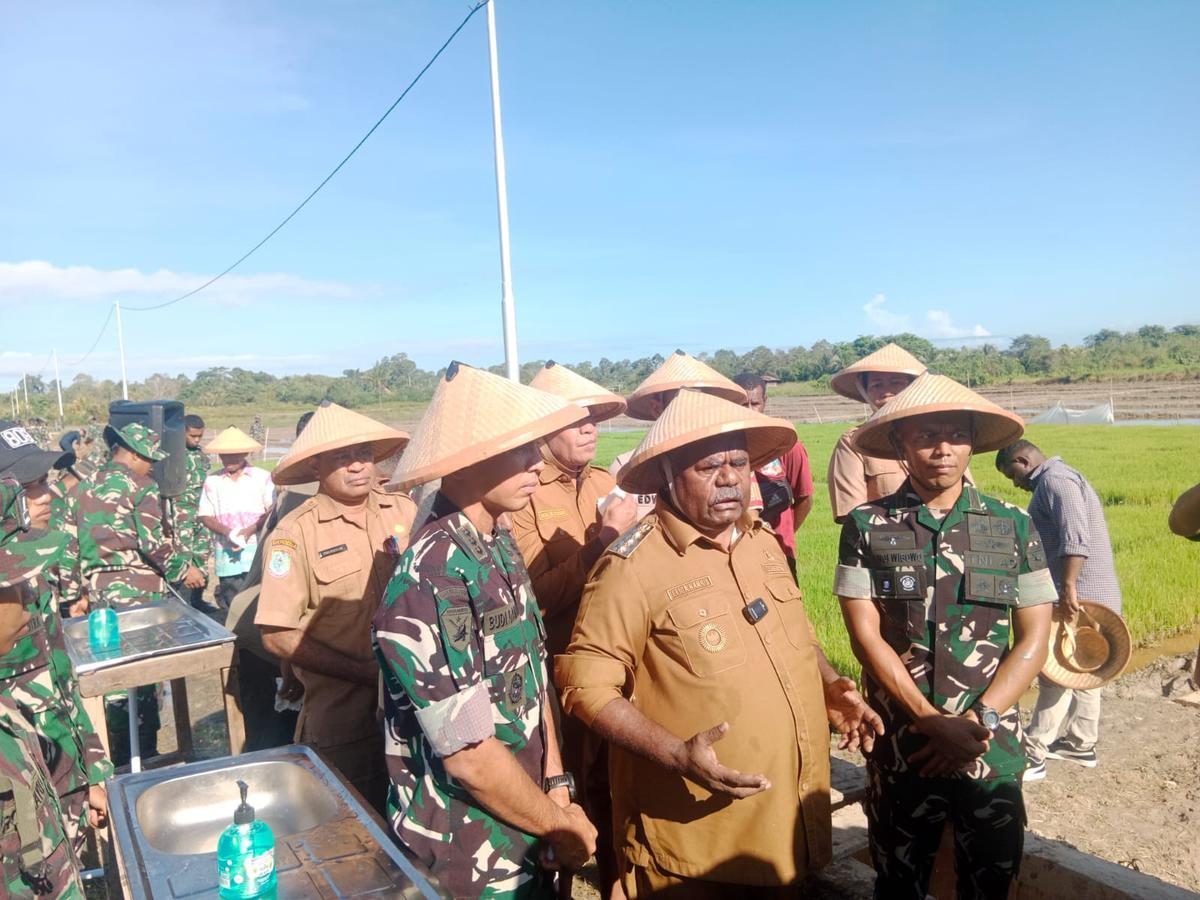 Yonif TP 806/SI bersama Forkopimda Provinsi Papua Barat Daya dan Masyarakat Kabupaten Sorong melakukan penanaman padi bersama