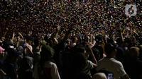Penonton saat menyaksikan aksi grup band Jamrud di panggung Bergelora perhelatan Berdendang Bergoyang Festival, Kawasan Istora Senayan, Jakarta, Jumat (28/10/2022). Tampil selama lebih kurang satu jam, Jamrud menghentak penggemarnya dengan sejumlah lagu baru dan lawas, diantaranya Telat 3 Bulan, Pelangi di Matamu, Surti Tejo, dll. (Liputan6.com/Helmi Fithriansyah)