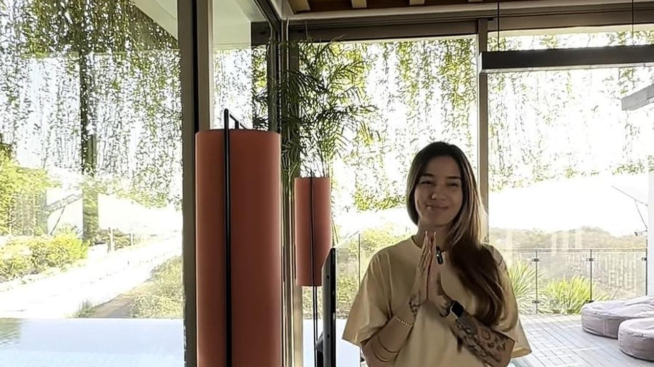 10 Potret Sheila Marcia Joseph Menikmati Staycation Bersama Keluarga sebelum Kelahiran Anak ke-5, Tetap Menawan dalam Baju Rumahan