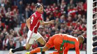 Striker Manchester United, Zlatan Ibrahimovic (kiri) beraksi saat pertandingan kontra Stoke City, di Stadion Old Trafford (2/10/2016). Ibrahimovic belum mencetak assist sepanjang musim ini.  (Reuters/Russell Cheyne)