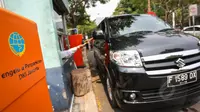 Pengendara mobil saat membayar parkir di kawasan IRTI Monas, Jakarta, Selasa (26/5/2015). UPT Parkir Dinas Perhubungan dan Transportasi DKI Jakarta akan meningkatkan Pendapatan Asli Daerah (PAD) dari retribusi parkir. (Liputan6.com/Faizal Fanani)