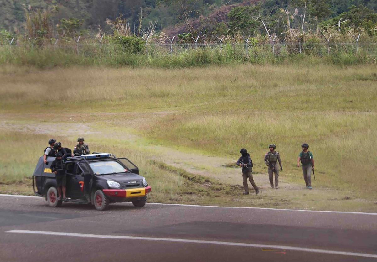 FOTO: Satgas Operasi Damai Cartenz Amankan Bandara Bilogai Sugapa