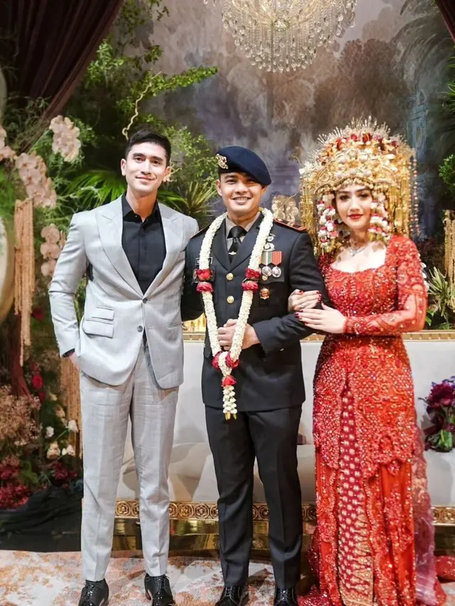 6 Pesona Glamor Febby Rastanty dalam Balutan Adat Palembang di Resepsi Pernikahan Bersama Drajad Djumantara