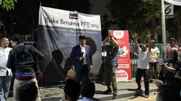 Sekjen PDIP Hasto Kristiyanto memberi sambutan saat menghadiri buka puasa bersama Pewarta Foto Indonesia Jakarta (PFIJ) di kawasan Bundaran HI, Jakarta, Jumat (18/5/2019). Buka puasa bersama ini mengambil tema 'Pererat Silahturahmi Lintas Generasi Pewarta Foto'. (Liputan6.com/Herman Zakharia)