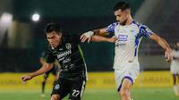 Aksi Paulo Sitanggang dalam laga PSS Sleman kontra PSIS Semarang di Stadion Manahan, Selasa (17/12/2024). (Dok. PSS Sleman).
