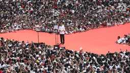 Capres nomor urut 01 Joko Widodo atau Jokowi memberikan pidato pada kampanye akbar di Stadion Utama GBK, Senayan, Jakarta, Sabtu (13/4). Jokowi mengajak seluruh masyarakat yang hadir, agar 17 April 2019 mendatang dapat memilih yang pemimpin yang tepat. (Liputan6.com/Angga Yuniar)