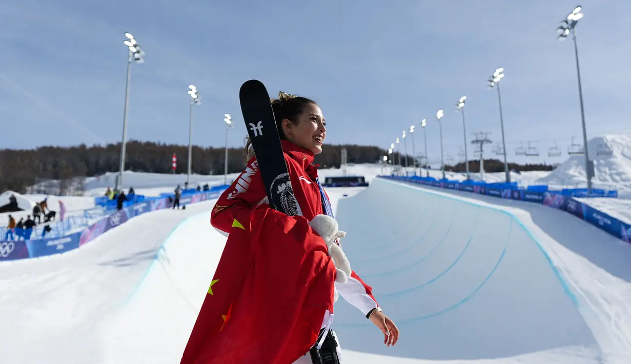 Kesuksesannya juga membuat dirinya sebagai atlet olimpiade musim dingin dengan bayaran tertinggi. Eileen Gu dilaporkan berhasil meraih pendapatan $23 juta dari berbagai sumber di luar arena salju. (AP Photo/Abbie Parr)