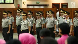 Perwira tinggi Polri mengikuti upacara kenaikan pangkat yang dipimpin oleh Kapolri Jenderal Tito Karnavian di Rupatama Mabes Polri, Jumat (21/7). Delapan polisi berpangkat Kombes mendapat kenaikan pangkat menjadi Brigjen. (Liputan6.com/Faizal Fanani)
