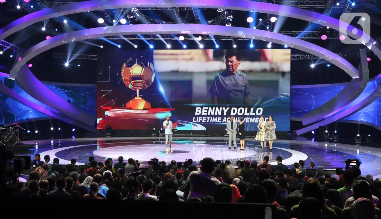 Perwakilan pelatih Benny Dollo memberi pernyataan usai menerima trofi Lifetime Achievement 2019 saat Indonesian Soccer Award 2019 di Studio 6 Indosiar, Jakarta, Jumat (10/1/2020). 16 penghargaan diberikan pada acara ini. (Liputan6.com/Helmi Fithriansyah)