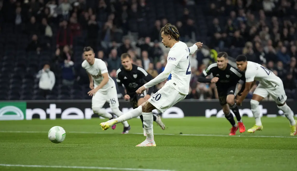 Gelandang Tottenham Hotspur Dele Alli mencetak gol ke gawang NS Mura, Nardin Mulahusejnovic pada matchday kedua Grup G Liga Konferensi Eropa di Tottenham Hotspurs Stadium, Jumat (1/10/21) dini hari WIB. Tottenham sukses menang dengan skor telak 5-1 saat menjamu NS Mura. (AP Photo/Matt Dunham)