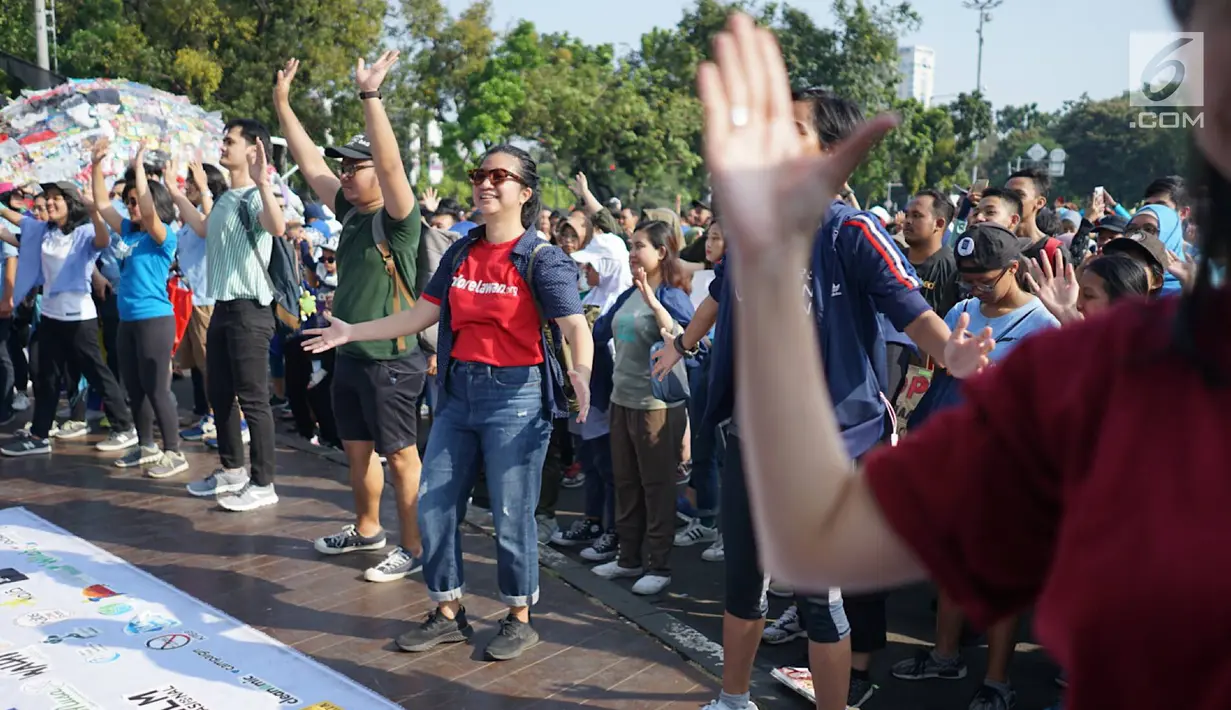 Peserta melakukan tarian Flashmob dalam kegiatan Pawai Tolak Plastik Sekali Pakai di Lapangan Aspirasi Monas, Jakarta, Minggu (21/7/2019). Pawai bebas plastik ini akan menjadi aksi terbesar di Indonesia untuk menolak penggunaan plastik sekali pakai. (Liputan6.com/Immanuel Antonius)