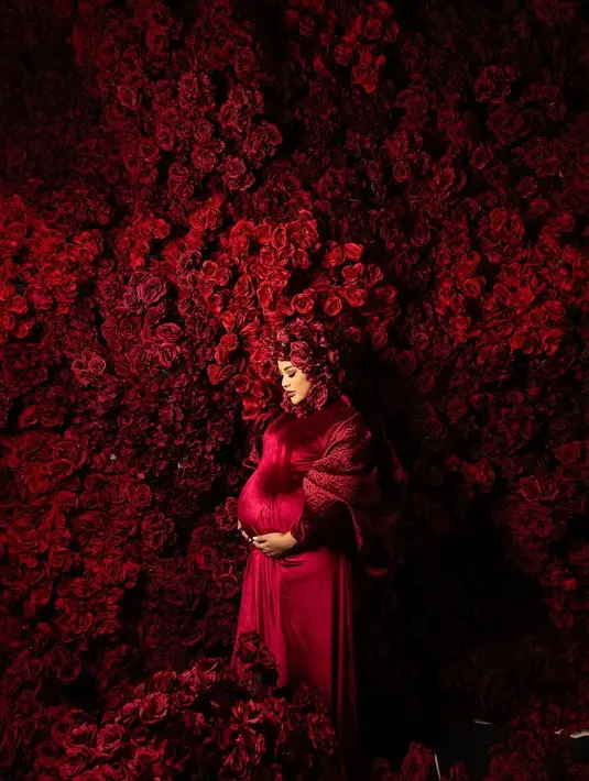 Selain busana yang dikenakannya, gaya makeup bumil satu ini juga tak luput dari perhatian.  [Instagram/@mozawahyu]