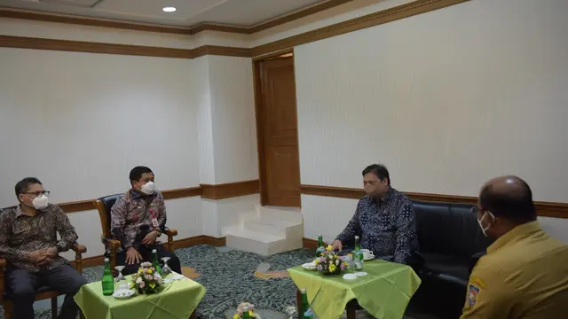 Menteri Koordinator Bidang Perekonomian Airlangga Hartarto yang hadir langsung dalam Rapat Kerja Nasional Camat dalam Mendukung Penanggulangan Covid-19 di Jakarta, Jumat (1/4/2022). ( Sumber ekon.go.id)