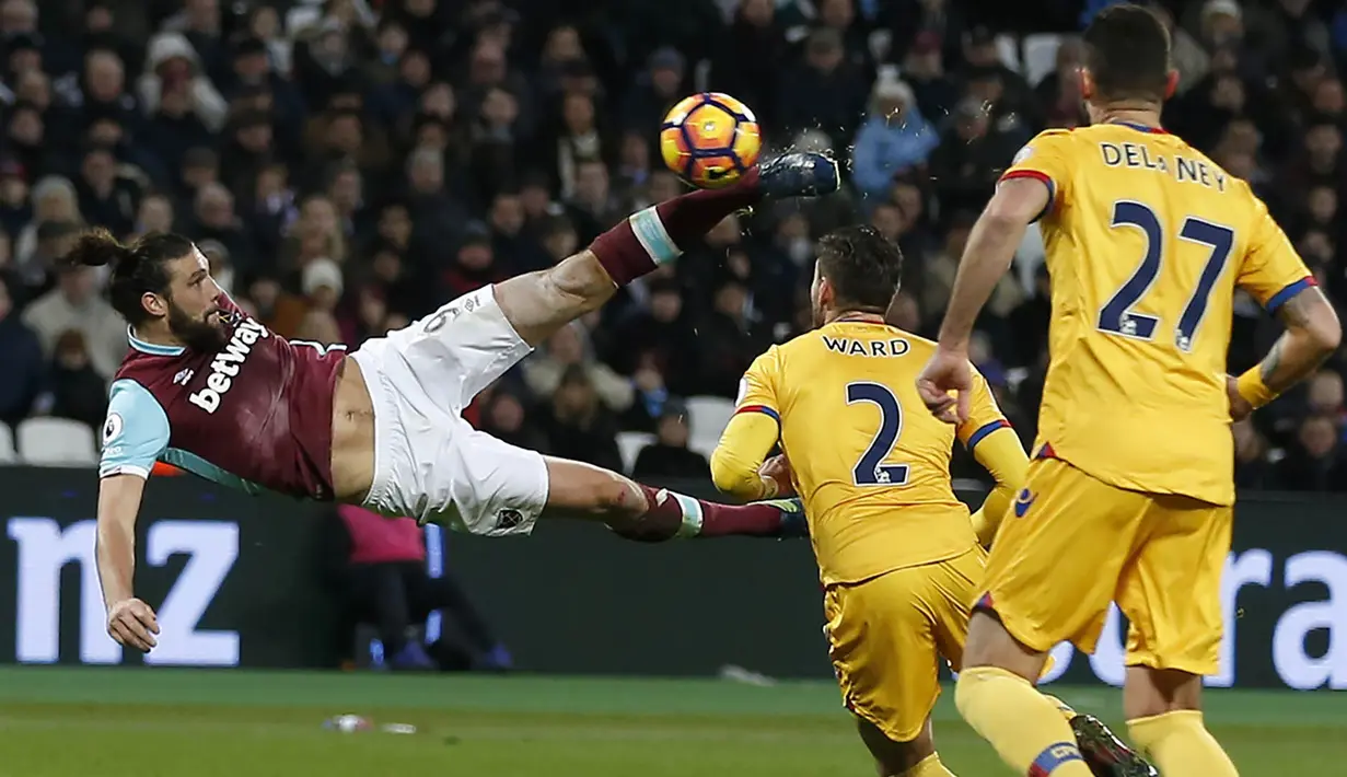 Striker West Ham, Andy Caroll, melakukan tendangan gunting saat membobol gawang Crystal Palace pada laga Liga Inggris di Stadion London, Inggris, Sabtu (14/1/2017). (AFP/Ian Kington)