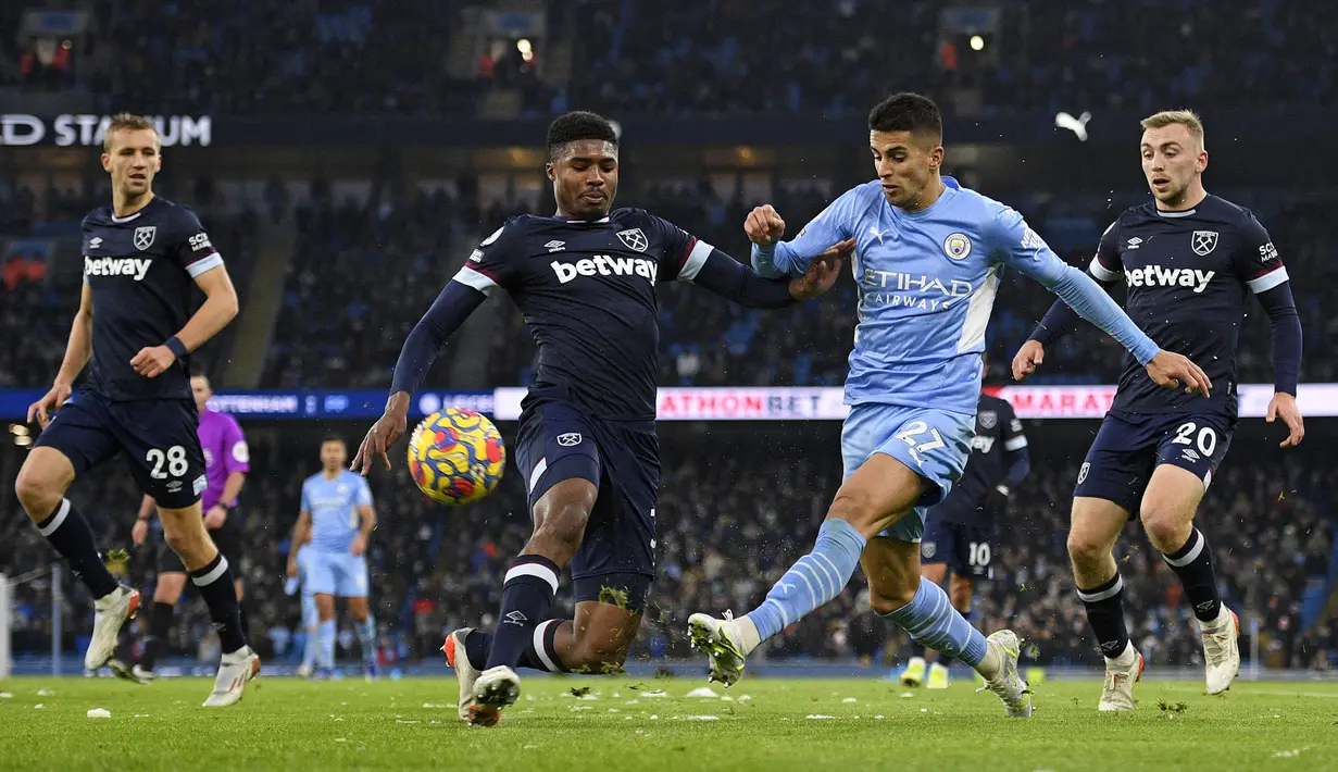 Joao Cancelo merupakan bek sayap dengan tipikal ofensif yang suka bergerak maju dan bergabung dengan serangan. Ia memiliki mobilitas tinggi dan efisien di sisi kanan Manchester City. Dari 26 penampilannya di Liga Inggris musim ini, Cancelo telah mencetak 1 gol dan 5 assist. (AFP/Oli Scarff)