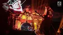Aksi panggung gitaris dan drummer band Koil dalam acara Synchronize Festival dikawasan Jiexpo, Jakarta, Jumat (5/10). Koil membawakan lagu-lagu andalanya seperti 'Aku lupa aku luka','Kenyataan dalam dunia fantasi'. (Liputan6.com/Faizal Fanani)