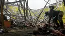 Petugas Babinsa TNI AD membersihkan reruntuhan atap yang ambruk akibat gempa di salah satu ruang kelas di MAN 2 Malang, Turen, Kabupaten Malang, Minggu (11/4/2021). Gempa bermagnitudo 6,1 yang terjadi pada Sabtu (10/9) siang menyebabkan kerusakan berat di MAN 2 Malang. (merdeka.com/Nanda F. Ibrahim)