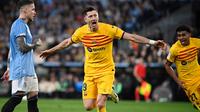 Penyerang Barcelona, Robert Lewandowski merayakan gol pertama timnya saat pertandingan sepak bola Liga Spanyol melawan RC Celta de Vigo di Stadion Balaidos, Vigo, 17 Februari 2024. (MIGUEL RIOPA/AFP)