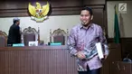 Terdakwa suap Dana Otonomi Khusus Aceh (DOKA) Bupati Bener Meriah nonaktif, Ahmadi usai menjalani sidang pembacaan tuntutan di Pengadilan Tipikor, Jakarta, Kamis (22/11). Ahmadi dituntut hukuman empat tahun penjara. (Liputan6.com/Helmi Fithriansyah)