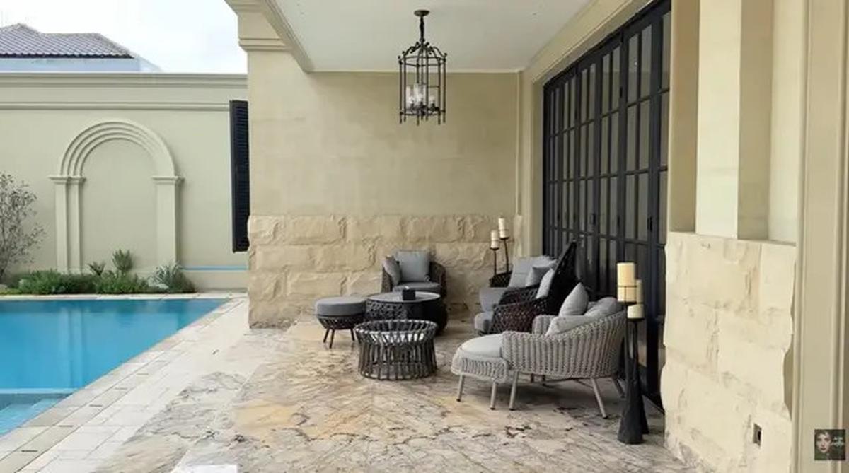 Model Kolam Renang di Rumah Tasya Farasya, Desainnya Serasa Liburan di Resort Mewah