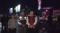 Ketua KPUD Garut, Dian Hasanudin, bersama Bawaslu, Satpol PP, dan Unsur TNI-Polri mengawal pembersihan seluruh APK Paslon Pilkada Garut, 2024, Sabtu (24/11/2024). (Liputan6.com/Jayadi Supriadin)