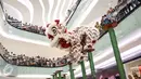 Pengunjung melihat aksi Barongsai Tonggak di Lippo Mall Puri, Jakarta Barat, (21/01). Jelang perayaan Imlek pengunjung disuguhkan penampilan budaya tradisional khas China. (Liputan6.com/Fery Pradolo)