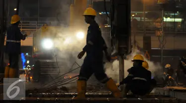 Pekerja Dinas Bina Marga DKI Jakarta melakukan perbaikan dan perawatan jalan 'Underpass' di kawasan Pondok Indah, Jakarta, Selasa (28/11). Perbaikan dan perawatan jalan tersebut guna mengantisipasi musim hujan. (Liputan6.com/Helmi Afandi)