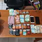 Beberapa barang bukti yang digunakan MA (27), terduga pelaku peredaran uang palsu (Upal) di Warung milik  Supardi, Kampung Pasar Kulon, Desa Mekarsari, Kecamatan Cikajang, Kabupaten Garut. (Liputan6.com/Jayadi Supriadin)