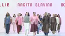 Dalam koleksi “Harmony”,  brand CALLIE, NAGITA SLAVINA, dan IKYK menghadirkan 16 koleksi dengan warna berani dan elemen multi fabric, menggambarkan keragaman hidup yang diisi dengan semangat dan keceriaan. [Dok/Fimela/Adrian Utama P].