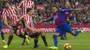 Penyerang Barcelona, Neymar, berusaha membobol gawang Athletic Bilbao. Selaku tuan rumah, Barcelona lebih menguasai jalannya laga berdasarkan prosentase penguasaan bola yang mencapai 54 persen. (EPA/Marta Perez)