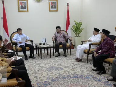 Suasana pertemua antara Wakil Presiden Jusuf Kalla berbincang dengan Sekjen International Conference for Islamic Scholars (ICIS), KH Hasyim Muzadi di Kantor Wakil Presiden, Jakarta, Senin (26/10/2015). (Liputan6.com/Faizal Fanani)