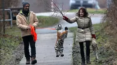 Monica Farrell dan suaminya, Saad Rose bermain dengan harimau berusia empat bulan, Elsa di kawasan Pantai Barendorf, Luebeck, Jerman (9/1). Elsa terlahir di sebuah sirkus keliling, namun ditolak oleh induknya. (AFP PHOTO/dpa/Jens Büttner/Jerman OUT)