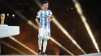 Gelandang Argentina, Enzo Fernandez menerima penghargaan Pemain Muda Terbaik pada upacara trofi Piala Dunia Qatar 2022 setelah pertandingan final antara Argentina dan Prancis di Stadion Lusail di Lusail, utara Doha pada 18 Desember 2022. Chelsea dilaporkan siap memecahkan rekor transfer di Inggris demi mendapatkan gelandang yang bermain di Benfica itu. (AFP/FRANCK FIFE)