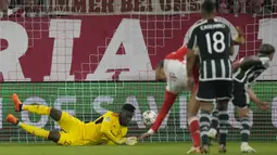 Kiper Manchester United, Andre Onana gagal menangkap bola hasil tendangan gelandang Bayern Munchen, Leroy Sane pada laga matchday pertama Grup A Liga Champions 2023/2024 di Allianz Arena, Munich, Kamis (21/9/2023) dini hari WIB. (AP Photo/Matthias Schrader)