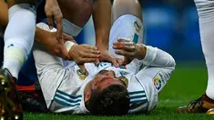 Penyerang Real Madrid, Cristiano Ronaldo terlihat kesakitan setelah mencetak gol ke gawang Deportivo de la Coruna pada lanjutan La Liga Spanyol di stadion Santiago Bernabeu di Madrid (21/1). (AFP Photo/Oscaro Del Pozo)