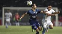 Bek sayap Arema Cronus, Ryuji Utomo, berebut bola dengan gelandang Persib Bandung, Tantan, pada babak final Torabika Bhayangkara Cup 2016 di SUGBK, Jakarta, Minggu (3/4/2016). (Bola.com/Vitalis Yogi Trisna)