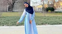10 Warna Jilbab 2025 untuk Gamis Biru Muda, Hijaber yang Mau Tampil Stylish Mampir