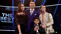 Cristiano Ronaldo mengajak sang kekasih Georgina Rodriguez, anaknya serta saudarinya Elma (kanan) saat menerima penghargaan Pemain Terbaik FIFAFIFPro pada ajang The Best FIFA Football Awards 2016  di Zurich, (9/1/2017). (AFP/Fabrice Coffrini)