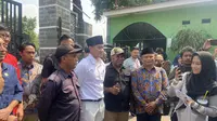 Ketua Umum Partai Solidaritas Indonesia (PSI) Kaesang Pangarep hendak Jumatan di Masjid Pimpinan Wilayah Muhammadiyah (PWM) Jalan Kramat, Jakarta Pusat, Jumat (21/6/2024). (Liputan6.com/ Muhammad Radityo Priyasmoro)