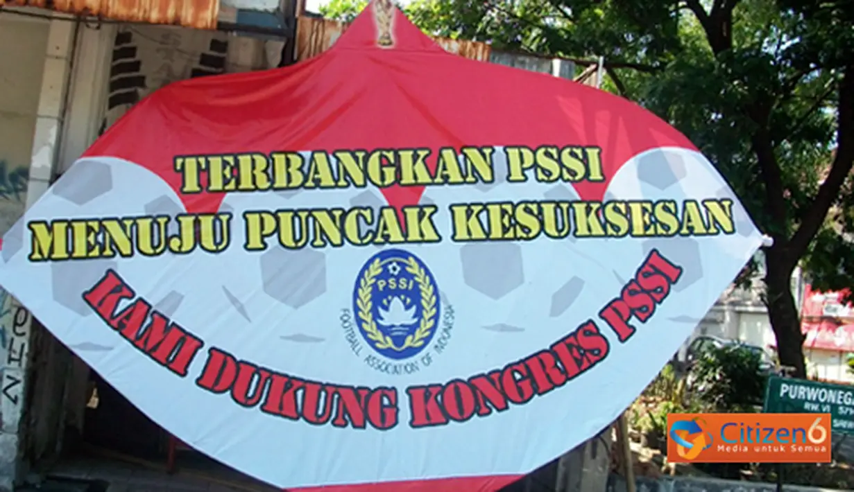 Citizen6, Solo: Layang-layang raksasa sebagai bentuk dukungan bagi kesuksesan kongres PSSI yang akan digelar di Solo. Layangan raksasa ini dipamerkan saat Solo Car Free Day pada, Minggu (3/7) di Jalan Slamet Riyadi, Solo. (Pengirim: Sugeng Santoso)