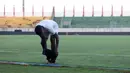 <p>Striker Madura United, Hugo Gomes "Jaja" yang tengah mengalami cedera berlatih secara terpisah dalam sesi official training di Stadion Gelora Bangkalan, Madura, Kamis (30/5/2024) jelang laga leg kedua final Championship Series BRI Liga 1 2023/2024 menghadapi Persib Bandung, Jumat, 31 Mei 2024. (Bola.com/Bagaskara Lazuardi)</p>
