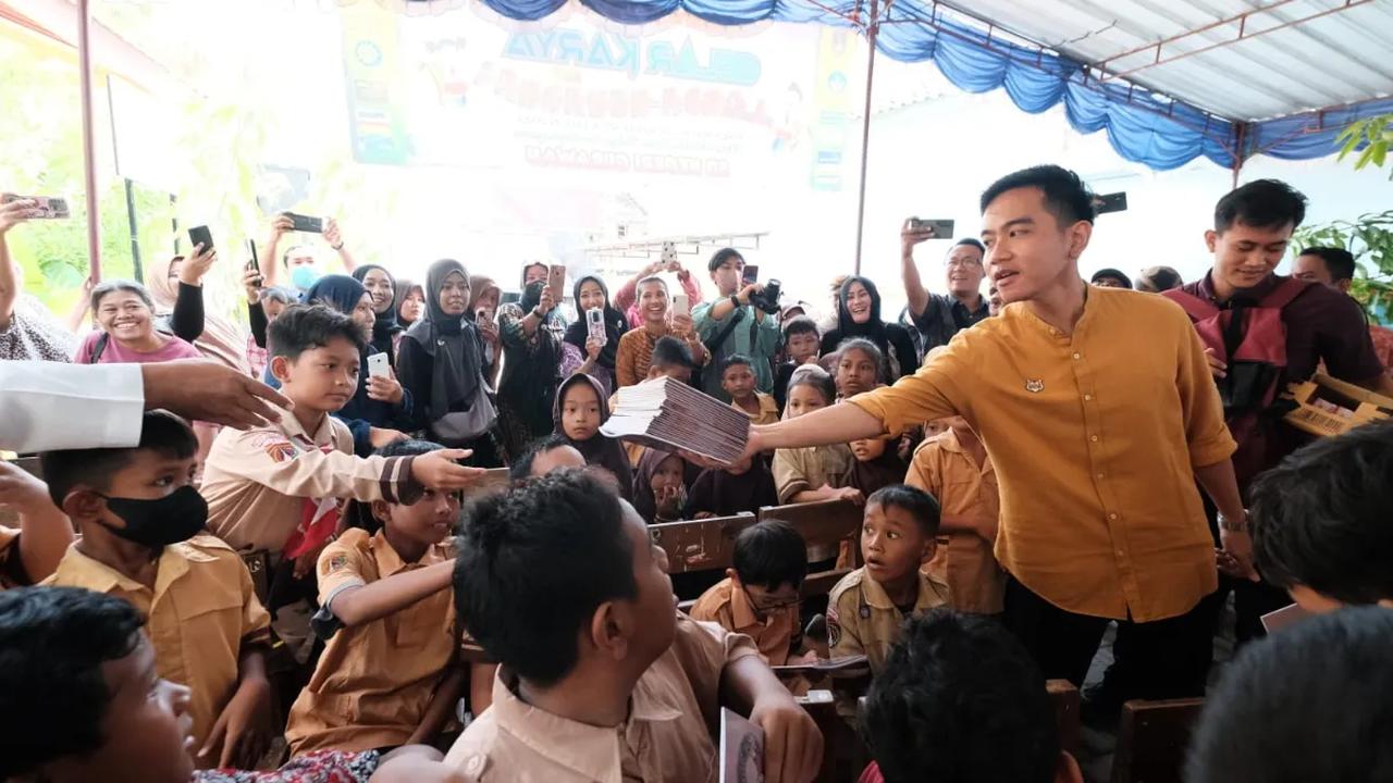 Gibran yang tiba di lokasi sekitar pukul 10.00 WIB langsung masuk ke dalam sekolah dan disambut para guru dan siswa.<br>