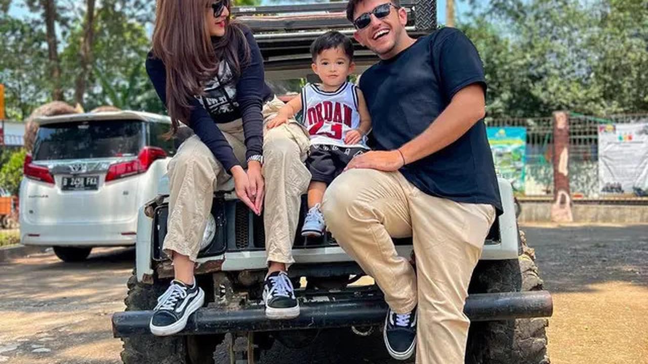 Mereka sering terlihat bersama, mulai dari jalan-jalan santai hingga menghadiri acara bersama, menunjukkan kedekatan yang erat di antara mereka.<br>