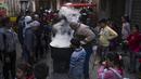 Walid Hattab memasak sup gandum panas dan bubur sebelum berbuka puasa selama bulan suci Ramadhan di lingkungan Shijaiyah di Kota Gaza, Minggu, 26 Maret 2023. (AP Photo/Fatima Shbair)