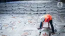 Aktivitas pekerja di gudang beras milik Perum Bulog di kawasan Pulo Mas, Jakarta, Kamis (26/11/2020). Kementan kembali memastikan bahwa meski tengah dilanda pandemi Covid-19 pasokan beras hingga akhir tahun masih ada stok beras sebanyak 7,1 juta ton. (Liputan6.com/Faizal Fanani)