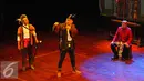 Cak Lontong saat memainkan adegannya dalam pementasan teater Kebangsaan Tripikala di Tim, Cikini, Jakarta, Senin ( 23/1). Sejumlah seniman dan aktris turut ikut mementaskan teater tersebut. (Liputan6.com/Angga Yuniar)
