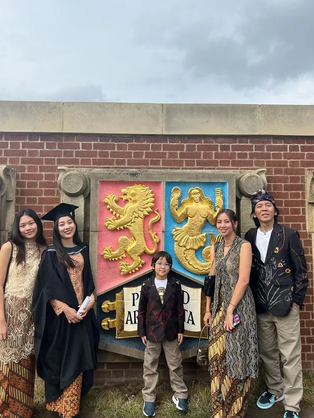 7 Momen Wisuda Mezzaluna Putri Bimbim Slank di University of Birmingham