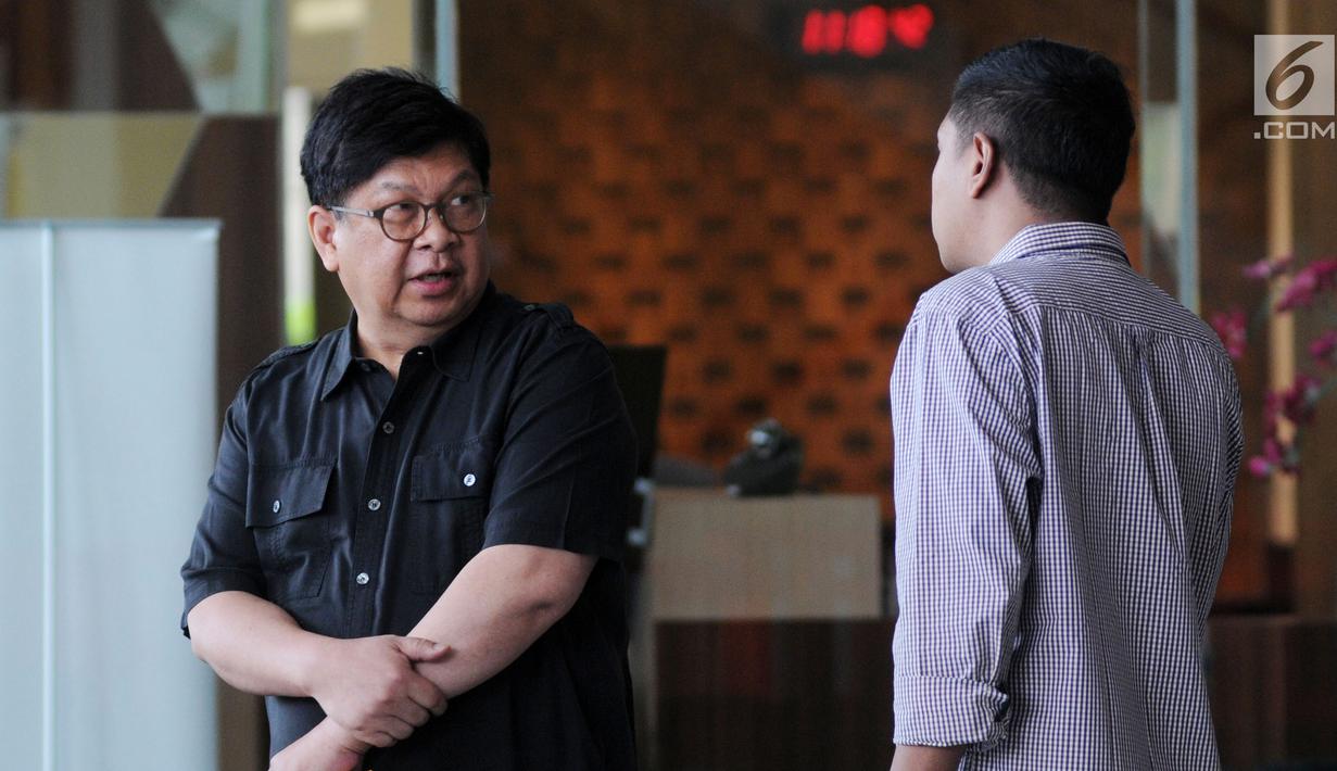 Mantan Menteri BUMN Laksamana Sukardi (kiri) berbincang usai menjalani pemeriksaan penyidik di Gedung KPK, Jakarta, Rabu (10/7/2019). Sukardi diperiksa untuk tersangka Sjamsul Nursalim terkait dugaan korupsi penerbitan surat keterangan lunas (SKL) BLBI. (merdeka.com/Dwi Narwoko)